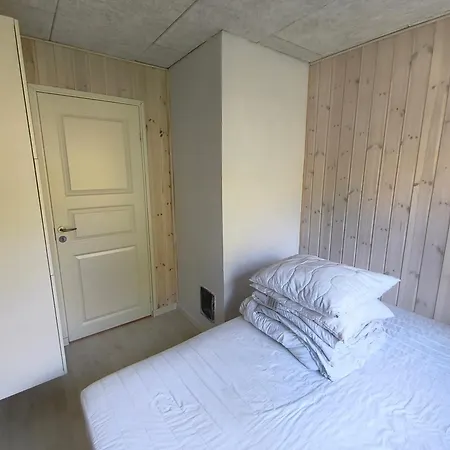 Renovated With Hot Tub Marielyst Hébergement de vacances Bøtø By